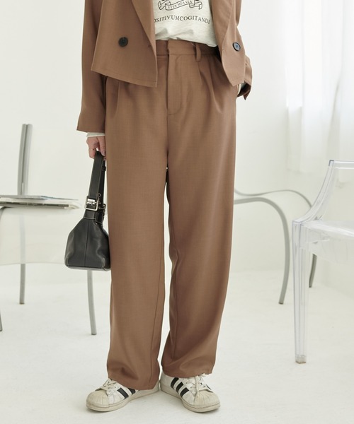 ECRIRE（エクリール）の「ショートジャケット+タックパンツ