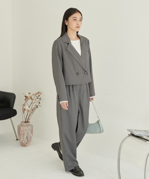 ECRIRE（エクリール）の「ショートジャケット+タックパンツ