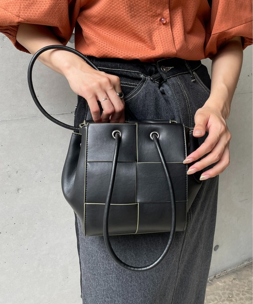 Thevon（ゼボン）の「ブレイドミニバッグ（ショルダーバッグ・レディース・モカ/アイボリー/ブラック・FREE）」の3枚目の写真