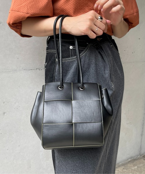 Thevon（ゼボン）の「ブレイドミニバッグ（ショルダーバッグ・レディース・モカ/アイボリー/ブラック・FREE）」の8枚目の写真