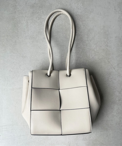 Thevon（ゼボン）の「ブレイドミニバッグ（ショルダーバッグ・レディース・モカ/アイボリー/ブラック・FREE）」の17枚目の写真