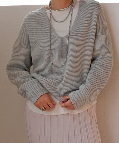 AKTE（アクテ）の「ディープオープンネックニットプルオーバー（ニット/セーター・レディース・グレー/ブラック・FREE）」の2枚目の写真