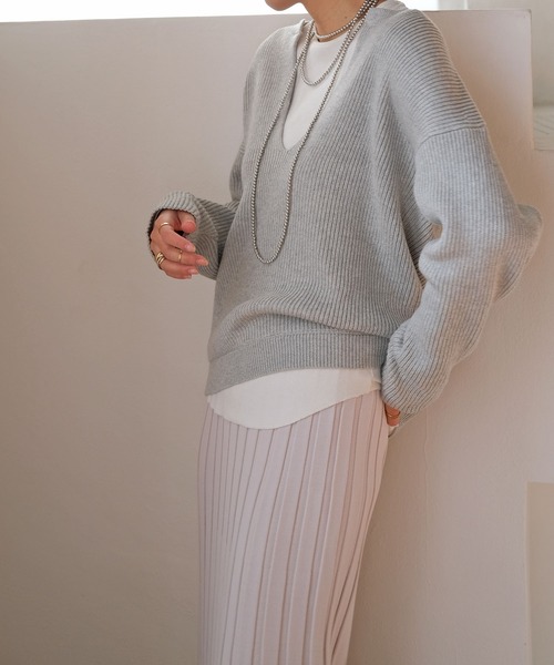 AKTE（アクテ）の「ディープオープンネックニットプルオーバー（ニット/セーター・レディース・グレー/ブラック・FREE）」の3枚目の写真