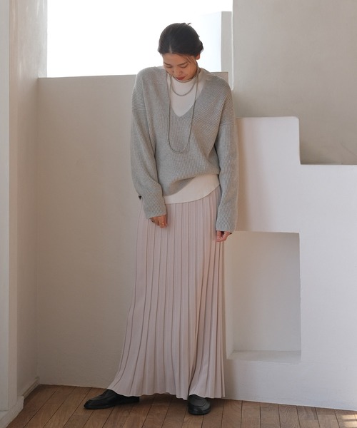 AKTE（アクテ）の「ディープオープンネックニットプルオーバー（ニット/セーター・レディース・グレー/ブラック・FREE）」の4枚目の写真