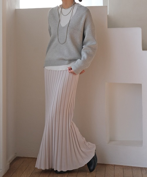 AKTE（アクテ）の「ディープオープンネックニットプルオーバー（ニット/セーター・レディース・グレー/ブラック・FREE）」の5枚目の写真