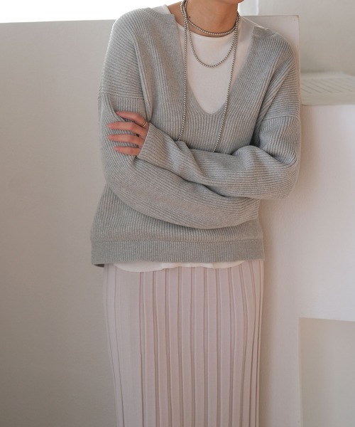 AKTE（アクテ）の「ディープオープンネックニットプルオーバー（ニット/セーター・レディース・グレー/ブラック・FREE）」の6枚目の写真