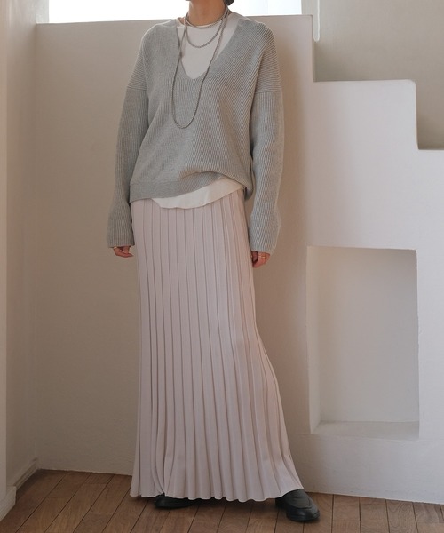 AKTE（アクテ）の「ディープオープンネックニットプルオーバー（ニット/セーター・レディース・グレー/ブラック・FREE）」の7枚目の写真