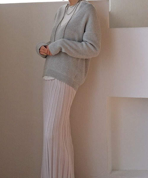 AKTE（アクテ）の「ディープオープンネックニットプルオーバー（ニット/セーター・レディース・グレー/ブラック・FREE）」の9枚目の写真