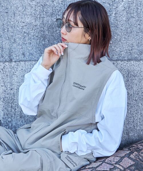 FFEIN（フェイン）の「【FFEIN】ロゴ刺繍スタンドカラーナイロンジップベスト / ドローコード セットアップ対応（ベスト・メンズ・ネイビー/ブラック/ベージュ・LARGE/MEDIUM/SMALL）」の2枚目の写真