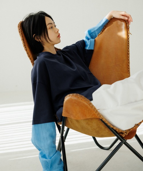 ADAM ET ROPE'(アダムエロペ)の「【WEB限定】アーム スイッチ ロングスリーブ カットソー / ルーズシルエット / ユニセックス(Tシャツ/カットソー・メンズ・ブラック/ネイビー/オフホワイト・S/M/L)」の11枚目の写真