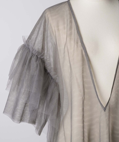 LA BELLE ETUDE（ラベルエチュード）の「Vネックボリュームチュール