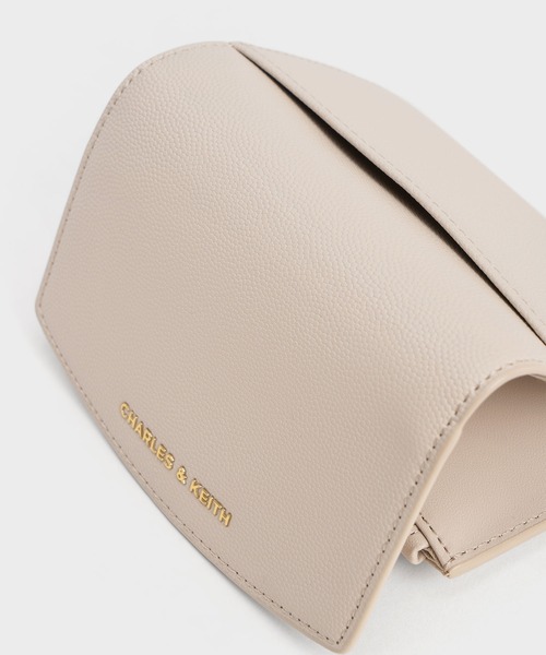 CHARLES & KEITH(チャールズ & キース)の「Briony ブライオニー カーブフラップウォレット(財布・レディース・ブラック/オートミール/チョコ/シルバー系その他/ワインレッド・XXS)」の16枚目の写真