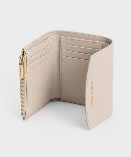 CHARLES & KEITH(チャールズ & キース)の「Briony ブライオニー カーブフラップウォレット(財布・レディース・ブラック/オートミール/チョコ/シルバー系その他/ワインレッド・XXS)」の17枚目の写真