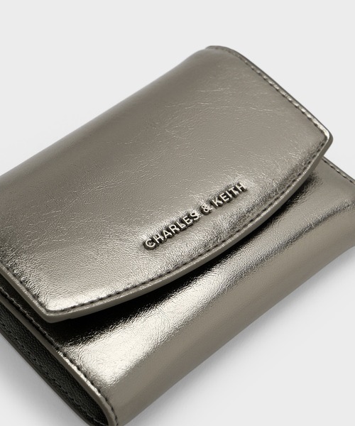 CHARLES & KEITH(チャールズ & キース)の「Briony ブライオニー カーブフラップウォレット(財布・レディース・ブラック/オートミール/チョコ/シルバー系その他/ワインレッド・XXS)」の22枚目の写真