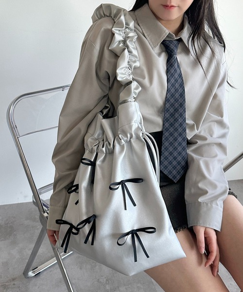 apres jour mignon（アプレジュールミニョン）の「【apres jour mignon SOIE】リボンバッグ【ZOZOTOWN限定アイテム】（トートバッグ・レディース・ブラック/シルバー・フリー）」の4枚目の写真