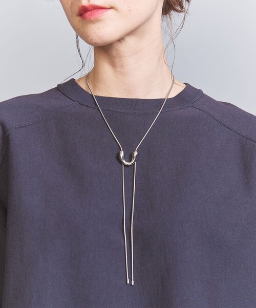 BEAUTY&YOUTH UNITED ARROWS（ビューティーアンドユースユナイテッドアローズ）の「メタル ヘンケイ Uモチーフ タイ ネックレス（ネックレス・レディース・シルバー/ゴールド・FREE）」の2枚目の写真