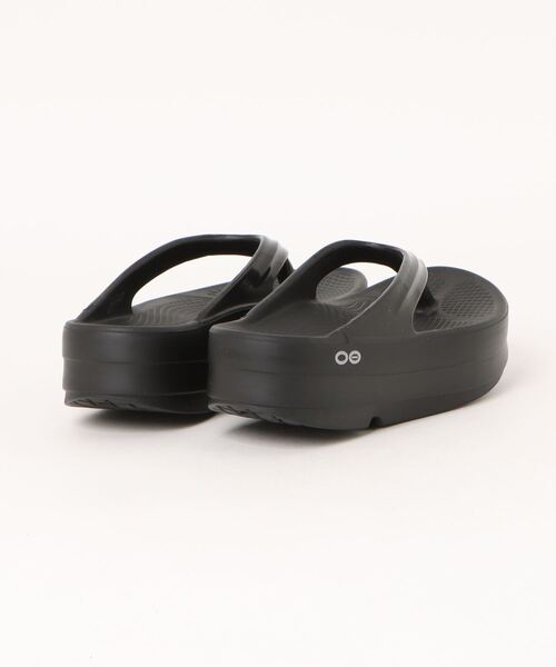 OOFOS(ウーフォス)の「【OOFOS】200050-Black OOmega(サンダル・レディース・ブラック・23cm/24cm/25cm)」の2枚目の写真