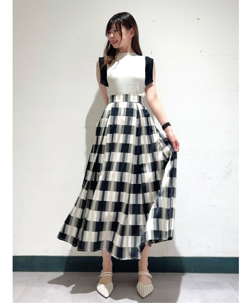 AND COUTURE（アンドクチュール）の「シアーチェックタックフレアスカート（スカート・レディース・ブラック/ブラック系その他/オレンジ/オフホワイト・SMALL/MEDIUM）」の5枚目の写真
