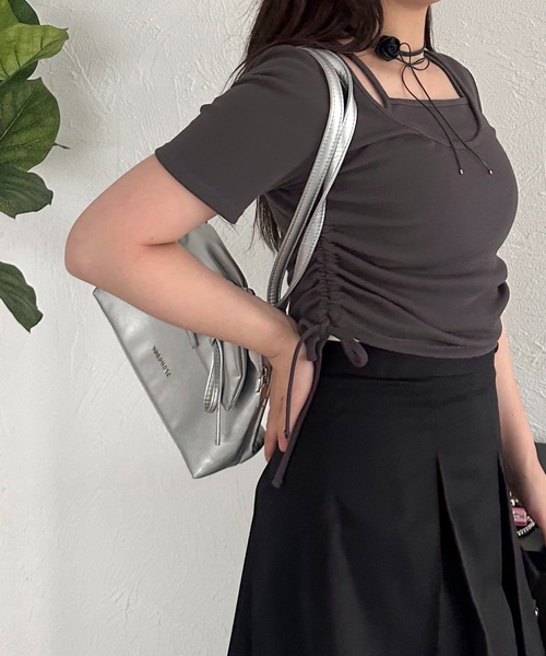 apres jour mignon（アプレジュールミニョン）の「【apresjour mignon SOIE】レイヤード風トップス【ZOZOTOWN限定アイテム】（Tシャツ/カットソー・レディース・チャコールグレー/アイボリー/ブラック/レッド・X-LARGE/フリー）」の2枚目の写真