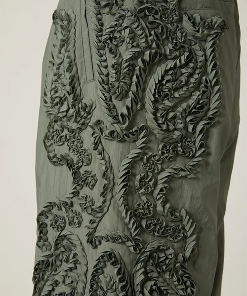 TAAKK(ターク)の「【TAAKK/ターク】TAPE EMBROIDERY PANTS(カーゴパンツ・メンズ・ブラック/カーキ・3/2)」の10枚目の写真