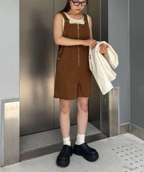 WILLOW（ウィロー）の「【WILLOW】ショートサロペット（サロペット/オーバーオール・レディース・ライトブラウン/ブラック・ONE SIZE）」の11枚目の写真