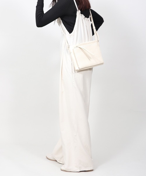 【本革】 収納力抜群！ ユニセックス ショルダーバッグ（ショルダーバッグ）｜relac（レーラック）