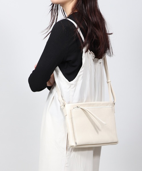 【本革】 収納力抜群！ ユニセックス ショルダーバッグ（ショルダーバッグ）｜relac（レーラック）