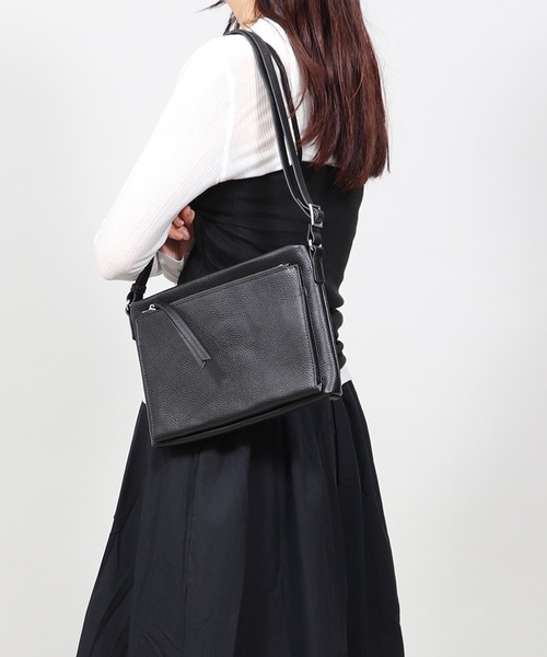 【本革】 収納力抜群！ ユニセックス ショルダーバッグ（ショルダーバッグ）｜relac（レーラック）