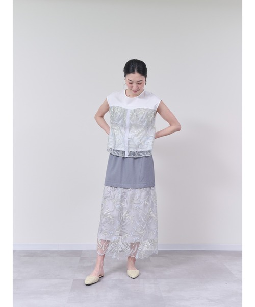 DOLLUPOOPS（ドールアップウップス）の「ヘムフラワー刺繍ティアードトップス（シャツ/ブラウス・レディース・ライトグレー/ネイビー・38）」の3枚目の写真