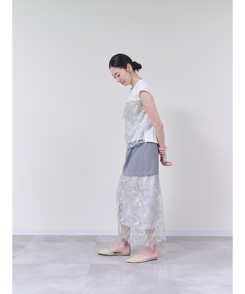 DOLLUPOOPS（ドールアップウップス）の「ヘムフラワー刺繍ティアードトップス（シャツ/ブラウス・レディース・ライトグレー/ネイビー・38）」の4枚目の写真