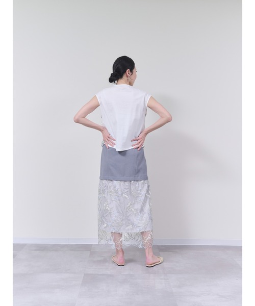 DOLLUPOOPS（ドールアップウップス）の「ヘムフラワー刺繍ティアードトップス（シャツ/ブラウス・レディース・ライトグレー/ネイビー・38）」の5枚目の写真