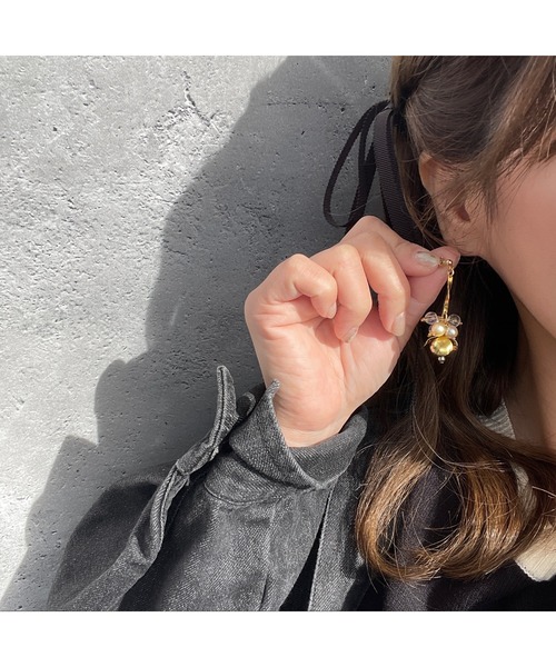 tone(トーン)の「【musk】真鍮フラワーのカジュアルピアス(MA)(ピアス(両耳用)・レディース・ゴールド・FREE)」の9枚目の写真