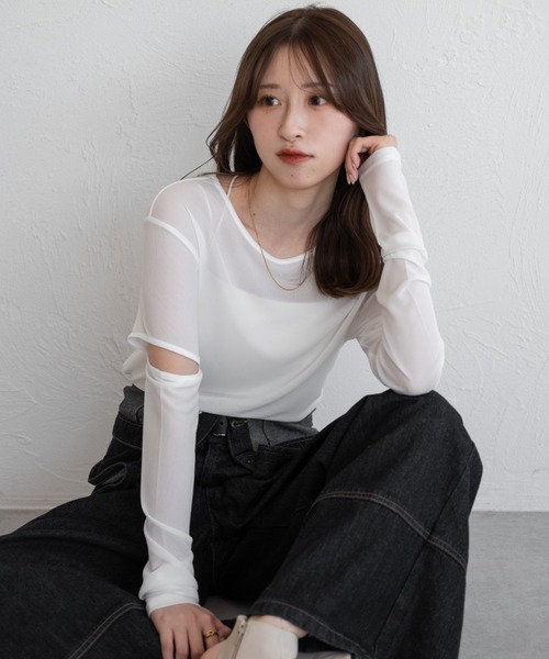 raffime(ラフィミー)の「【Raffime】スリット入りシアートップス(Tシャツ/カットソー・レディース・ブラック/ライトイエロー/オフホワイト・フリー)」の1枚目の写真