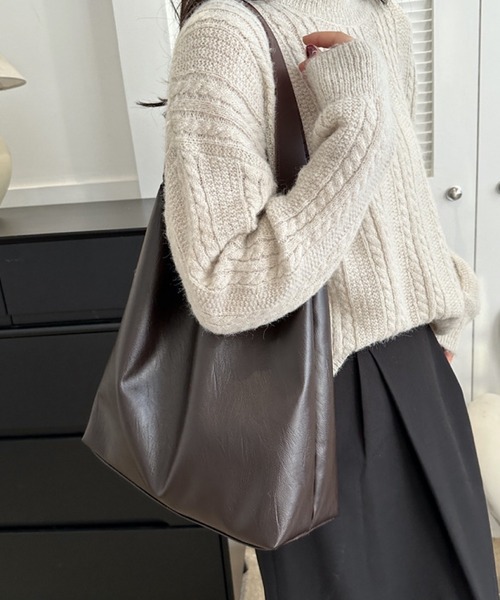 TONE SELECT GOODS(トーンセレクトグッズ)の「urbanfemine./ショルダーバッグ U7450(ショルダーバッグ・レディース・ダークブラウン/ブラック/ブラウン・FREE)」の2枚目の写真