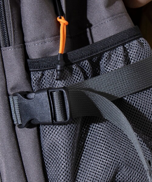 UNIVERSAL OVERALL(ユニバーサルオーバーオール)の「【UNIVERSAL OVERALL】TAPE RUCKSACK バックパック リュック(バックパック/リュック・メンズ・チャコールグレー/ベージュ/ネイビー/ブラック・FREE)」の9枚目の写真