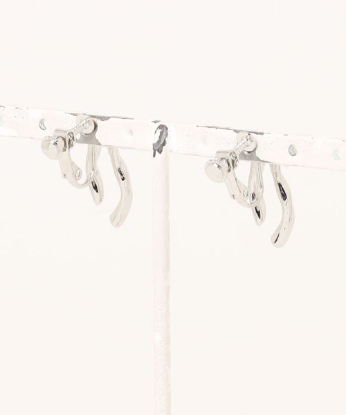 FOREVER 21（フォーエバー トゥエンティーワン）の「リボンデザインイヤリング2（イヤリング・レディース・シルバー/ゴールド・FREE）」の3枚目の写真