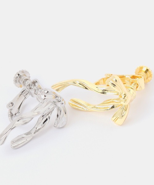 FOREVER 21（フォーエバー トゥエンティーワン）の「リボンデザインイヤリング2（イヤリング・レディース・シルバー/ゴールド・FREE）」の5枚目の写真