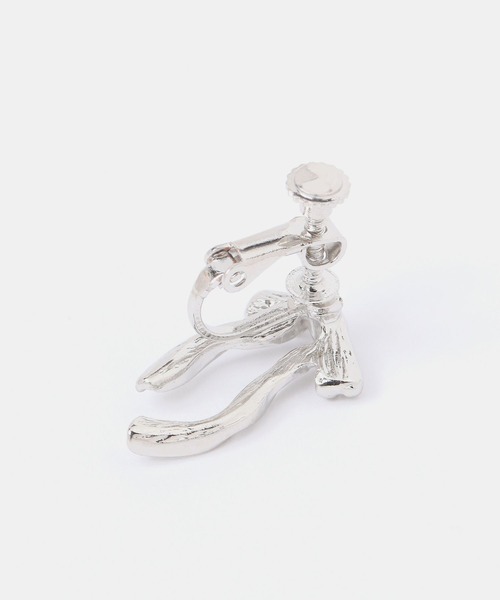 FOREVER 21（フォーエバー トゥエンティーワン）の「リボンデザインイヤリング2（イヤリング・レディース・シルバー/ゴールド・FREE）」の4枚目の写真