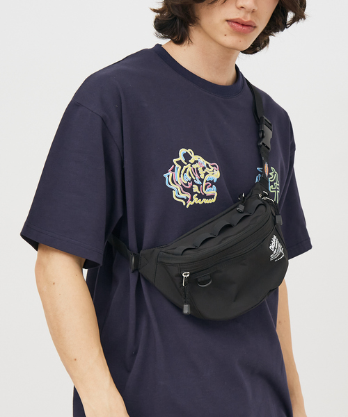 Dickies（ディッキーズ）の「【DICKIES/ディッキーズ】TEXT LOGO WAISTBAG 80977200/バッグ/ロゴ【WEB限定】（ボディバッグ/ウエストポーチ・メンズ・チャコールグレー/ブラック/グレー/ライトブラウン・フリー）」の2枚目の写真