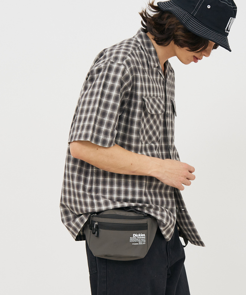 Dickies（ディッキーズ）の「【DICKIES/ディッキーズ】TEXT LOGO WAISTBAG 80977200/バッグ/ロゴ【WEB限定】（ボディバッグ/ウエストポーチ・メンズ・チャコールグレー/ブラック/グレー/ライトブラウン・フリー）」の6枚目の写真