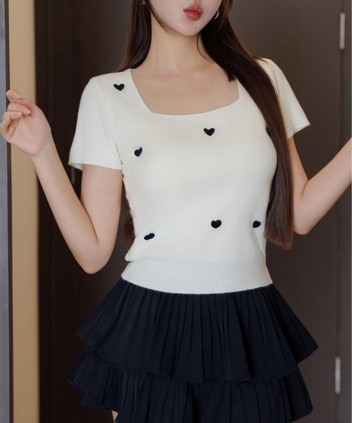 FINEnough（ファインナフ）の「ハートモチーフスクエアネック半袖ニットトップス（ニット/セーター・レディース・イエロー/ホワイト/ピンク/ブルー/チャコールグレー・FREE）」の2枚目の写真
