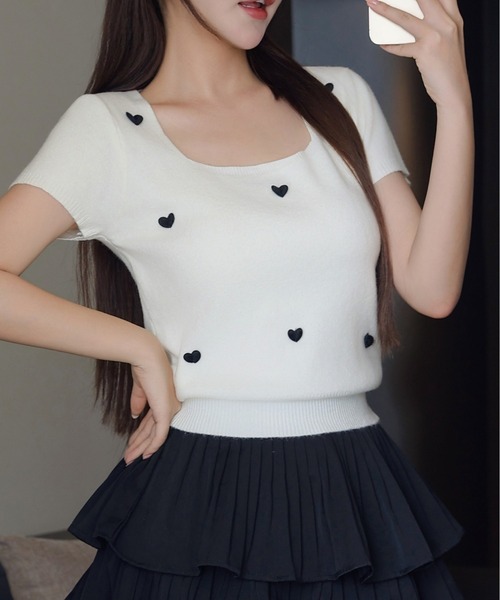FINEnough（ファインナフ）の「ハートモチーフスクエアネック半袖ニットトップス（ニット/セーター・レディース・イエロー/ホワイト/ピンク/ブルー/チャコールグレー・FREE）」の10枚目の写真