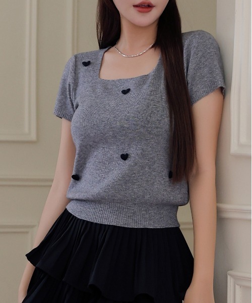 FINEnough（ファインナフ）の「ハートモチーフスクエアネック半袖ニットトップス（ニット/セーター・レディース・イエロー/ホワイト/ピンク/ブルー/チャコールグレー・FREE）」の7枚目の写真