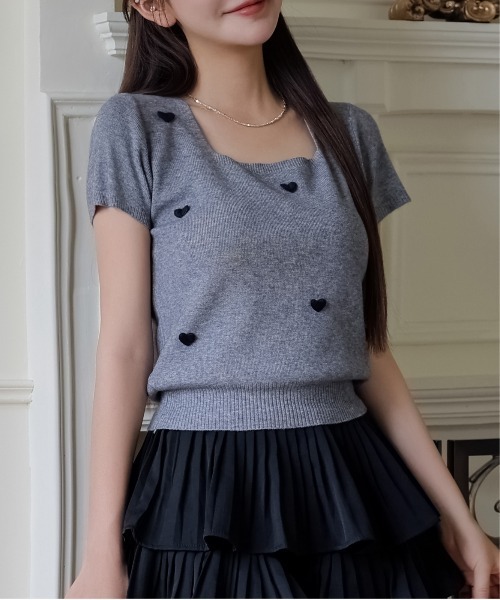 FINEnough（ファインナフ）の「ハートモチーフスクエアネック半袖ニットトップス（ニット/セーター・レディース・イエロー/ホワイト/ピンク/ブルー/チャコールグレー・FREE）」の8枚目の写真