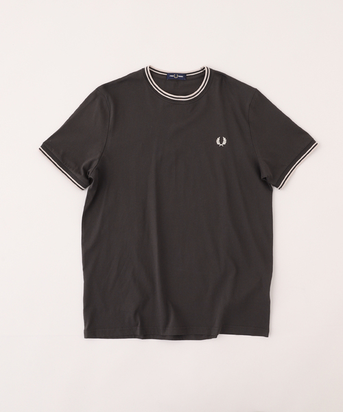 FRED PERRY(フレッドペリー)の「FRED PERRY(フレッドペリー) TWIN TIPPED Tシャツ M1588(Tシャツ/カットソー・メンズ・チャコールグレー/ブラック/ホワイト/ネイビー/ダークブルー・MEDIUM/LARGE/X-LARGE)」の3枚目の写真