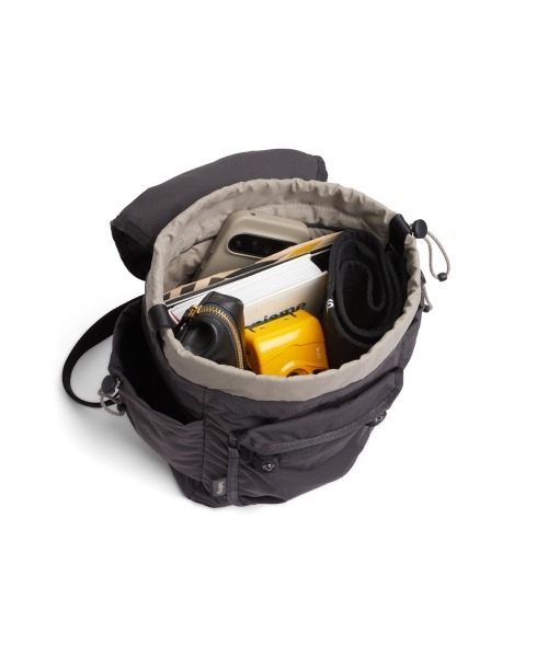entre square(アントレスクエアー)の「Bellroy/バックパック/ミニバッグ Cinch Minipack チャコール(廃盤カラー)(バックパック/リュック・レディース・チャコール・ONE SIZE)」の3枚目の写真