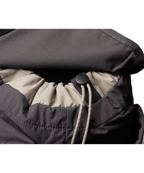entre square(アントレスクエアー)の「Bellroy/バックパック/ミニバッグ Cinch Minipack チャコール(廃盤カラー)(バックパック/リュック・レディース・チャコール・ONE SIZE)」の4枚目の写真