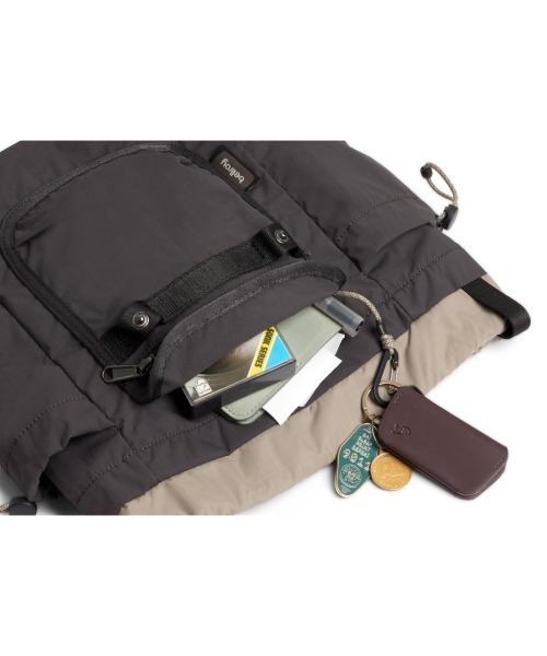 entre square(アントレスクエアー)の「Bellroy/バックパック/ミニバッグ Cinch Minipack チャコール(廃盤カラー)(バックパック/リュック・レディース・チャコール・ONE SIZE)」の5枚目の写真