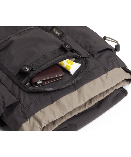 entre square(アントレスクエアー)の「Bellroy/バックパック/ミニバッグ Cinch Minipack チャコール(廃盤カラー)(バックパック/リュック・レディース・チャコール・ONE SIZE)」の6枚目の写真