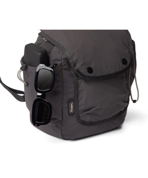 entre square(アントレスクエアー)の「Bellroy/バックパック/ミニバッグ Cinch Minipack チャコール(廃盤カラー)(バックパック/リュック・レディース・チャコール・ONE SIZE)」の7枚目の写真